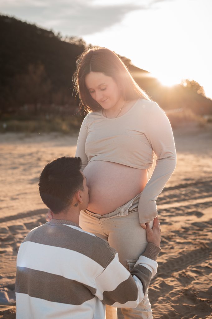 Embarazo en pareja en Cantabria, pareja disfrutando del momento en la naturaleza, esperando la llegada de su bebé