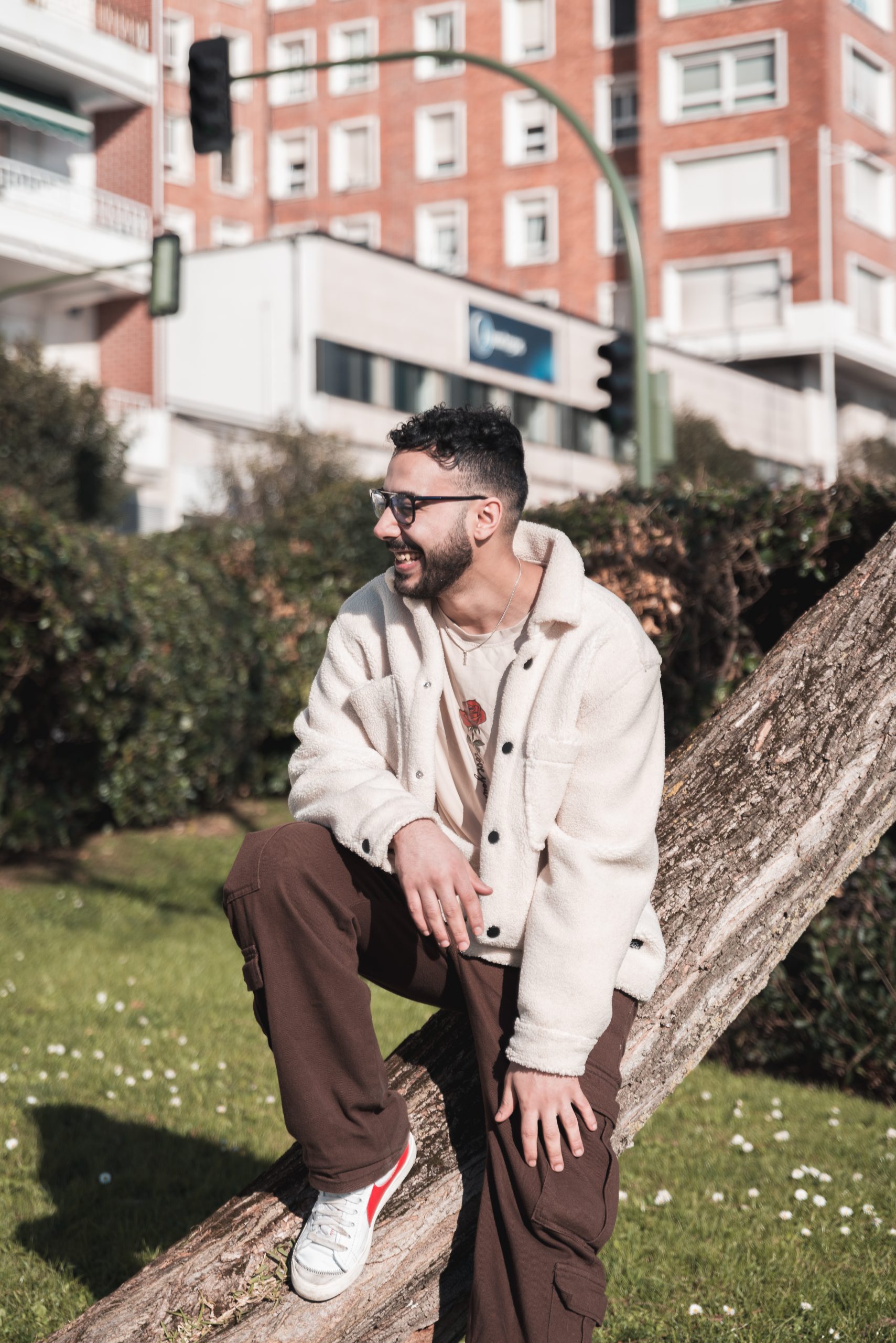 Sesión fotográfica de modelo en Cantabria sentado en un arbol