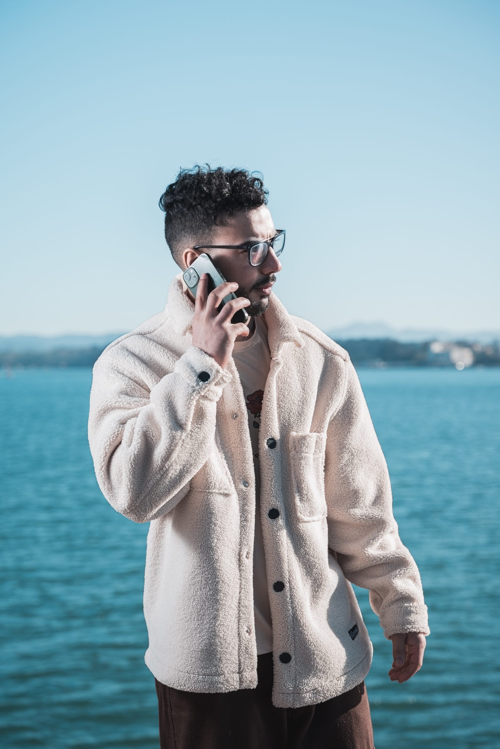 Sesión fotográfica de modelo en Cantabria con el mar de fondo