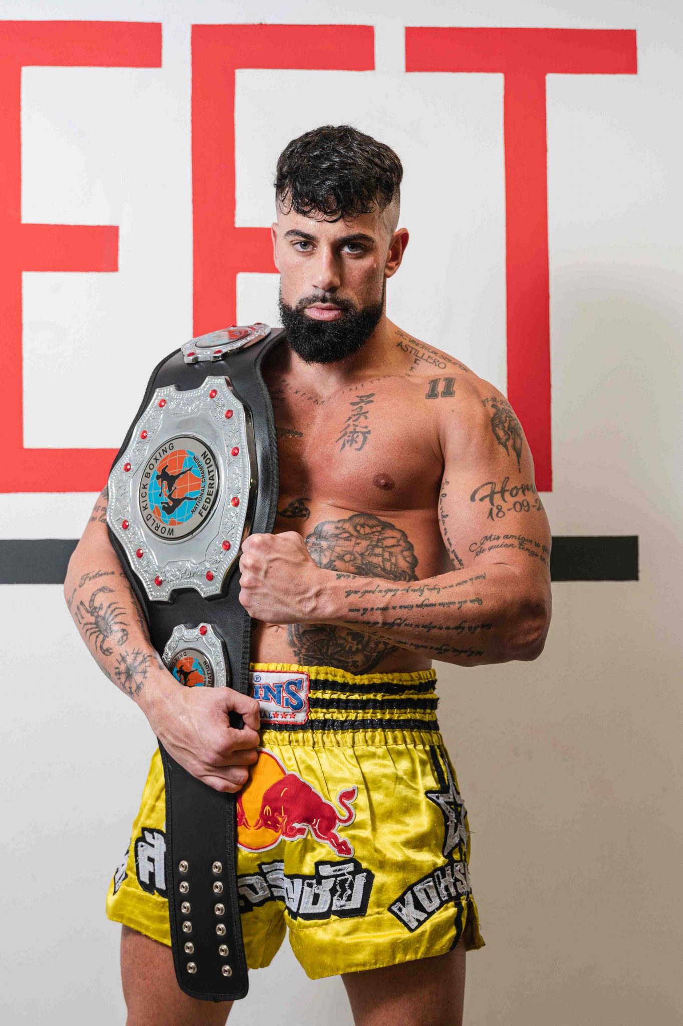 Sesión de fotos profesional de modelaje, modelo posando con elegancia y estilo