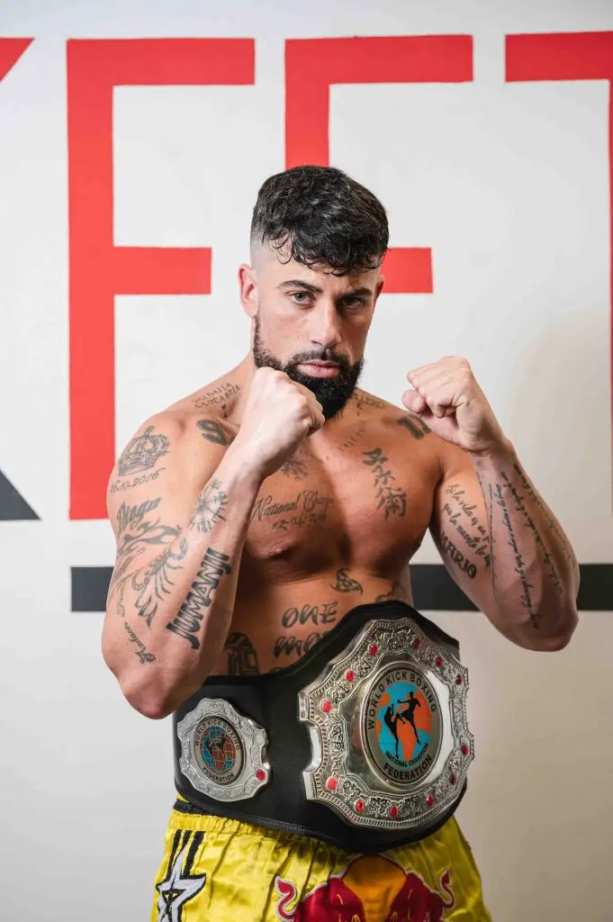 Book de modelaje posado, modelo capturado en una pose artística con iluminación dramática, destacando su expresión y estilo único